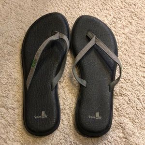 Sanuk yoga mat flip flops, size 8